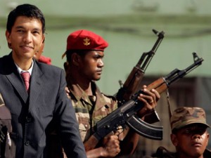 Andry Rajoelina Andry Nirina Rajoelina est né le 30 mai 1974 au sein d'une ancienne famille de la noblesse d'Ambohimalaza, de l'ethnie merina de Madagascar. Son père, le colonel Roger Yves Rajoelina était officier de l'armée française, puis de l'armée malgache après l'indépendance. Son succès débute par l'animation des soirées pour les jeunes de son lycée. Il échoue à son baccalauréat et finit par arrêter les études.