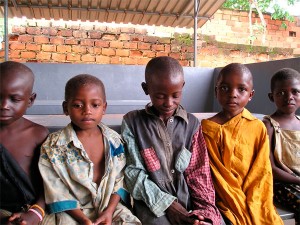 Enfants sorciers Les enfants sorciers en RD du Congo. Des dizaines de milliers d'enfants, certains aussi jeunes que quatre ans, sont accusés de sorcellerie en Afrique, selon un nouveau rapport de l'UNICEF