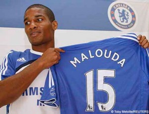 Florent Malouda Florent Malouda est un pur ailier gauche habile techniquement et très puissant. Son volume de jeu et sa capacité à défendre sont ses principaux atouts. Il aime percuter, provoquer les défenses adversaires sur le côté gauche. Il possède des qualités remarquables de frappeur. Il est le seul Français à inscrire un but lors du Mondial 2010, face à l'Afrique du Sud lors du 3ème match de poule de l'équipe de France.