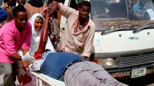 Hotel explose en Somalie Des Somaliens aident un homme blessé lors de combats entre troupes gouvernementales et le groupe armé Al-Shabbaab, à Mogadiscio. Les insurgés en uniformes de combats ont pris d'assaut un hôtel dans la capitale somalienne, tuant au moins 32 personnes y compris des membres du gouvernement somalien.