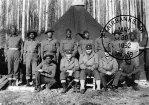 noirs-nord-canadien Reproduction du pli Premier jour du service postal américain marquant le 50e anniversaire de la construction de la route de l’Alaska.