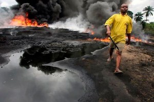 Petrole catastrophe Lorsque des fuites de pétrole et des incendies dus à ces fuites se produisent, l'air empeste le pétrole. Les habitants se plaignent de problèmes respiratoires, de lésions cutanées et d'autres problèmes de santé.