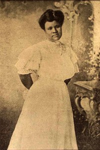 Sarah Breedlove Tout au long de sa carrière, Madame C.J. Walker a continué de donner de l'argent à le NAACP, le YMCA et des écoles noires, des organisations, des individus, des orphelinats et des maisons de retraite