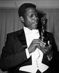 Sidney Poitier remporte un Oscar Sidney Poitier remporte un Oscar en 1963 pour Le Lys des champs. Il devient ainsi le premier acteur noir à remporter ce prix.