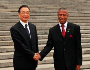 Wen Jiabao et Tillman Thomas Le Premier ministre chinois Wen Jiabao (gauche) serre la main du Premier ministre grenadin Thomas Tillman au cours d'une cérémonie d'accueil à Beijing, capitale de la Chine, le Juin 17, 2009. Lors de ses entretiens avec le Premier ministre Thomas Tillman, Wen Jiabao a dit que la Chine attache de l'importance aux relations avec les pays des Caraïbes d'un point de vue stratégique.