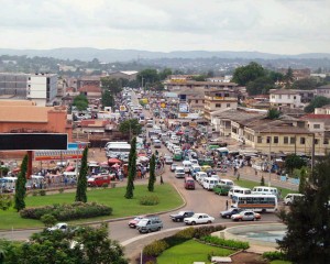 Accra La ville d'Accra dispose de nombreux marchés dont les plus importants sont ceux de Makola I et Makola II (Agbogbloshie), Kaneshie et dans une moindre mesure Nima et Dansoman. Accra possède une bourse.