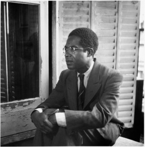 Aimé Césaire La situation martiniquaise à la fin des années 1930 est celle d'un pays en proie à une aliénation culturelle profonde, les élites privilégiant avant tout les références arrivant de la France, métropole coloniale. En matière de littérature, les rares ouvrages martiniquais de l'époque vont jusqu'à revêtir un exotisme de bon aloi, pastichant le regard extérieur manifeste dans les quelques livres français mentionnant la Martinique.