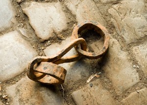 Esclave L'esclavage est la condition sociale des esclaves, des travailleurs non libres et généralement non rémunérés qui sont juridiquement la propriété d'une autre personne et donc négociables (achat, vente, location, ...), au même titre qu'un objet ou un animal domestique. Au sens large, l'esclavage est le système socio-économique reposant sur le maintien et l'exploitation de personnes dans cette condition.
