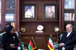 Sommet Iran-Afrique La ministre malawite des Affaires étrangères Joyce Banda (G) avec son homologue du iranien Manouchehr Mottaki à Téhéran 12 Septembre 2010.