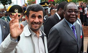 Mahmoud Ahmadinejad et Robert Mugabe Le président iranien, Mahmoud Ahmadinejad, salue la foule avec le président zimbabwéen, Robert Mugabe à Bulawayo au Zimbabwe. Photo : Tsvangirayi Mukwazhi