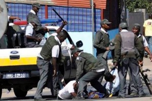 Mozambique émeutes Des manifestants qui dénoncent le prix du pain et du carburant sont arrêtés à Maputo au Mozambique
