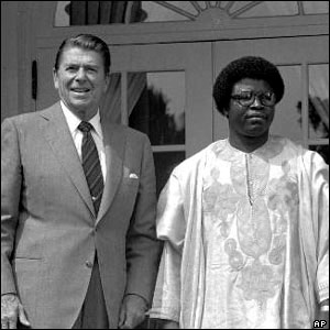 Ronald Reagan et Samuel Doe L'ex-président des Etats-Unis Ronald Reagan (gauche) avec l'ex-président du Libéria Samuel Doe (droite)