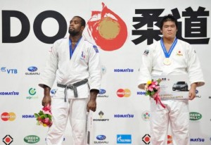 Teddy Riner et Daiki Kamikawa Teddy Riner déçu, médaillé d'argent aux cotés du Japonais Daiki Kamikawa, champion du monde de judo « toutes catégories » sur le podium des mondiaux de Judo à Tokyo le 13 septembre 2010
