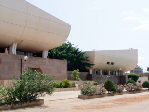 Le Théatre National du Ghana Le Théâtre National, situé à Accra, au Ghana, a été construite par un entrepreneur chinois dans le cadre d'un effort u gouvernement pour augmenter la fréquentation des arts de la scène au Ghana.