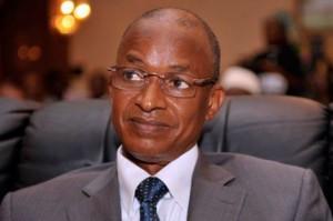 Cellou Dalein Diallo Ancien employé de la banque centrale, Diallo rejoint l'équipe du général Conté en 1995. Après avoir servi comme ministre des Travaux publics, il devient ministre de la Pêche et de l'Aquaculture sous le gouvernement Fall. Diallo bénéficie, de par sa formation économique, d'une certaine crédibilité au niveau des instances financières internationales comme le FMI ou la Banque mondiale. Ses détracteurs l'accusent de s'être enrichi sous le régime de Lansana Conté.