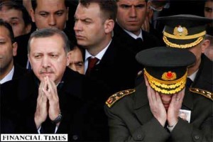 démocratie en turquie Un référendum constitutionnel s'est déroulé en Turquie le 12 septembre 2010. La réforme consiste en 26 amendements à la Constitution. Elle vise à réduire les pouvoirs de l'armée, l'actuelle constitution ayant été adopté en 1982, à la suite du coup d'État militaire de 1980. La réforme pourrait permettre d'attaquer en justice les auteurs du coup d'État. Elle a aussi pour objet de mettre le pays en conformité avec les exigences de l'Union européenne. Des amendements accroissent aussi les droits des citoyens.