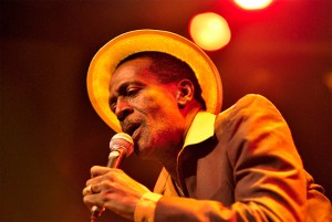 Gregory Isaacs Gregory Isaacs a été musicalement prolifique - il a publié plus de 500 albums de son vivant! Son dernier album, "Brand New Me", est sorti en 2008.