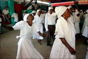 Le Vaudou Le Vaudou vient d'Afrique de l'ouest mais on pratique aussi un vaudou partout où des esclaves africains ont été déportés, comme dans certaines îles des Caraïbes ou dans quelques pays d'Amérique comme le Brésil, USA, Mexique etc... Les vaudous pratiqués en dehors du continent Africain sont souvent des variantes et des restes de la religion d'origine.