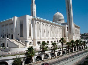 Mosquee Constantine La mosquée et université islamique de la ville de Constantine. L’islam sunnite est la religion d'État et celle de 99 % des Algériens. Ceux-ci sont majoritairement de rite malékite, mais on trouve également des communautés ibadites comme dans le Mzab.