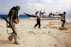 Pirates somaliens La piraterie autour de la corne de l'Afrique est une menace pour le transport maritime international depuis le début de la guerre civile en Somalie au début des années 1990. Depuis 2005 de nombreuses organisations internationales, l'Organisation maritime internationale (IMO) et le Programme alimentaire mondial notamment, ont exprimé leur préoccupation devant l'augmentation de la fréquence des actes de piraterie.