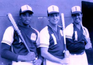 Renée Arocha joueur de baseball En 1991, lors d'une compétition internationale, Renée Arocha (centre) à défection, en optant pour une vie aux États-Unis et la chance de jouer dans les ligues majeures. Son histoire est devenue connue à travers les Etats où les médias hispaniques ont commencé à parler de lui.