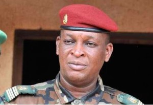 Sékouba Konaté Alors que Dadis Camara est en exil au Burkina Faso, Sékouba Konaté, devenu président de la transition, organise l'élection présidentielle guinéenne de 2010. Les résultats du premier tour sont contestés, notamment au niveau de la constitution des listes électorales, après quoi le second tour est reporté. Sur fond de heurts entre les partisans de Cellou Dalein Diallo et Alpha Condé, Sékouba Konaté incite les deux candidats du second tour à former un gouvernement d'union nationale.