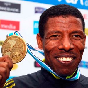 Haile Gebrselassie or Haile Gebrselassie remporte l'or à l'édition de 2010 du Bupa Great Manchester Run, une course de 10 km à travers les rues de Manchester