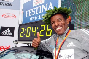 Haile Gebrselassie Le sourire en dit long - Haile Gebrselassie à côté de son temps qui marque son nouveau record du monde à Berlin qui bat l'ancienne marque établit en 2003 de 2 h 04'55" par Paul Tergat
