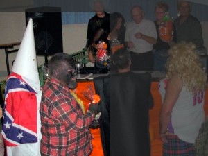 Concours a la legion Royale du Canada Le costume d'um membre du KKK memant un homme Noir par une corde au cou remporte le premier a la Légion Royale Canadienne