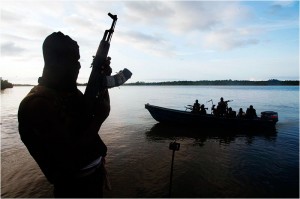 Le groupe MEND Le Mouvement pour l'émancipation du Delta du Niger (MEND) est l'un des plus importants groupes de militants dans la région du delta du Niger. L'organisation prétend exposer l'exploitation et l'oppression du peuple du Delta du Niger et la dévastation de l'environnement naturel par des partenariats public-privé entre le gouvernement fédéral du Nigeria et de sociétés impliquées dans l'extraction pétrolière dans le delta du Niger.