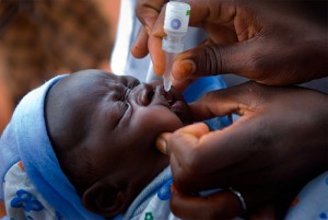 Vaccination contre la polio Depuis 1988, l'éradication de la poliomyélite fait l'objet d'une initiative mondiale sous l'égide de l'OMS, de l'Unicef et du Rotary International. La campagne de vaccination de masse a fait passer son incidence de 350 000 nouveaux cas par an en 1988 à environ 1 500 en 2008 et son éradication est officielle sur tout le continent américain, en Europe et dans les régions OMS du Pacifique occidental, Chine comprise.
