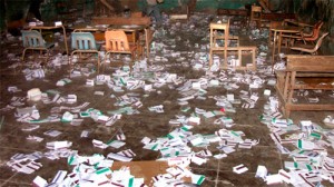 Elections Haitiennes 2010 Les bulletins de vote se trouvent sur le plancher d'un bureau de vote après avoir été détruit par les manifestants auraient accusé le gouvernement de fraude dimanche le 28 novembre 2010.