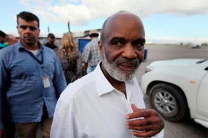 René Préval René Garcia Préval, né le 17 janvier 1943 à Port-au-Prince, est Premier ministre en 1991, sous la présidence de Jean-Bertrand Aristide, il est président de la République du 7 février 1996 au 7 février 2001. Il est réélu le 14 mai 2006. René Préval s'est marié en décembre 2009 avec Élisabeth Débrosse, l'une de ses conseillers économiques et veuve de Leslie Delatour, ancien gouverneur de la Banque de la République d'Haïti (BRH). Il avait été auparavant marié à Guerda Benoit puis à Solange Lafontant, dont il avait divorcé tour à tour.