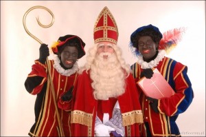sinterklaas En Belgique et aux Pays-Bas, Zwarte Piet est traditionnellement un esclave de peau noire portant des habits colorés. Il enlève les enfants qui n'ont pas été sages et les met dans un sac... pour les emmener en Espagne.