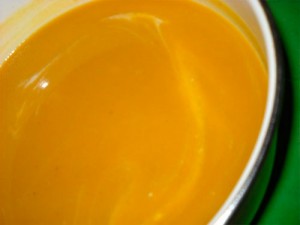 soupe-giraumon Le giraumon est une variété de potiron. Le potiron est largement cultivé comme plante potagère pour son fruit comestible à maturité. Le terme désigne aussi ce fruit consommé comme légume qui est revenu à la mode ces dernières années. C'est l'une des cinq espèces de courges les plus couramment cultivées.