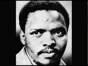 steve-biko Aujourd'hui, une statue lui rend hommage dans le centre d'East London et un pont a été baptisé en son honneur.