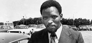 steven biko Steve Biko a fait ses études en médecine. Il a ensuite développé une intense préoccupation pour le développement de la conscience noire qui pour lui serait une solution aux luttes existentielles qui façonnent notre existence, à la fois comme homme et comme Noir.