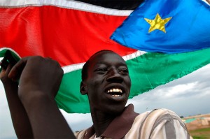 Drapeau du Sud-Soudan Le drapeau du Sud-Soudan est avant tout le drapeau du gouvernemement transitoire du Sud-Soudan. Il est à l'origine le drapeau utilisé par l'armée populaire de libération du Soudan qui lutte pour l'indépendance de la région. Il a été voulu proche du drapeau du Kenya en reprenant sa composition et ses couleurs. La bande noire représente l'identité du peuple, le rouge pour le sang versé dans la lutte pour l'indépendance et le vert pour l'agriculture. L'étoile jaune signifie l'optimisme du peuple sur un triangle bleu figurant le Nil.