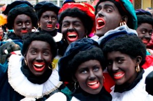 zwartepiet Les Zwarte Piet sont des personnages niais, gaffeurs et un peu stupides