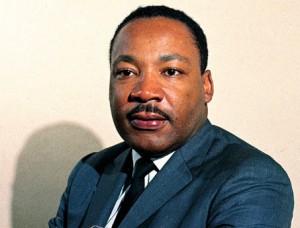Martin Luther King Jr À partir de 1965, Martin Luther King commence à exprimer ses doutes sur le rôle des États-Unis dans la Guerre du Viêt Nam. Le 4 avril 1967, un an avant sa mort, il fait à New-York le discours « Au-delà du Viêt Nam : le moment de briser le silence ». Il y dénonce l'attitude des États-Unis au Viêt Nam et insiste sur le fait « qu'ils occupent le pays comme une colonie américaine » et appelle le gouvernement américain « le plus grand fournisseur de violence dans le monde aujourd'hui ».