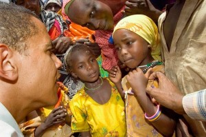 Obama en Afrique La famille Obama est une famille kényane qui appartient à l'ethnie luo. Dans son autobiographie, Barack Obama fournit une assez longue généalogie en ligne paternelle (12 générations au-dessus de lui) et indique que la famille vivait de l'élevage nomade dans la région de l'Ouganda avant de venir se fixer au Kenya, à Alego puis à Kendu Bay.