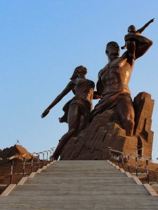 le Monument de la Renaissance africaine Le 3 avril 2010, le Monument de la Renaissance africaine est inaugurée pour le cinquantenaire de l'indépendance sénégalaise. Il s'agit de la plus grande statue au monde. Elle est haute de 52 mètres.
