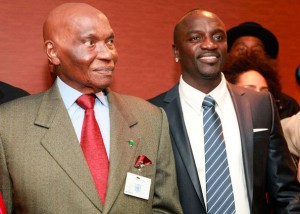 M.Wade et Akon Avec une popularité qui rivalise avec celle du président lui-même, surtout parmi les jeunes, Akon se montre être un atout redoutable dans l'effort du chef octogénaire sénégalais pour un troisième mandat à la prochaine élection présidentielle.
