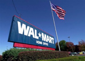 Walmart Le film-reportage américain, Wal-Mart, le géant de la distribution, de Rick Young et Hedrick Smith (2004) fait de Walmart un cas d'école sur les conséquences sociales et économiques de l'idéologie néolibérale à l'échelle d'un pays (les États-Unis) tout entier. Il montre notamment comment la majorité des fournisseurs de Walmart ont dû délocaliser leur production en Chine afin de respecter le cahier des charges exigé par Walmart.