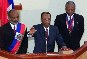 aristide-preval-neptune Port-au-Prince, le 7 février 2001, Jean-Bertrand Aristide est assermenté à titre de président d'Haïti pour son deuxième mandat. A gauche René Préval et le président du Sénat Yvon Neptune à sa droite. (Kimberly White / Reuters)