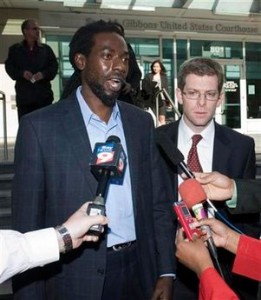 buju-avocat Le récipiendaire d’un Grammy Awards, Buju Banton (g) fait une déclaration à la presse avec son avocat David Markus devant le tribunal fédéral de Tampa, en Floride