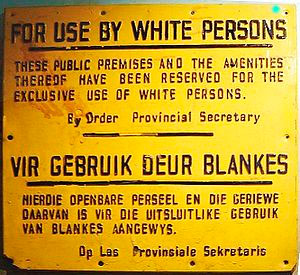 for-whites-only Ecrit en anglais (haut) et allemand (bas): Les lieux publics et les équipements de sont réservés à l'usage exclusif des personnes blanches