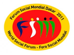 forum social mondial Dakar 2011 Le FSM se différencie des autres forums (« forums des parlementaires », « forums des autorités locales », etc.) par le rôle donné aux organisateurs. Ceux-ci n'ont aucun rôle directif ou décisionnel. Ils ne dictent pas à la base qui doit participer ou comment. Ils ont pour fonction de faciliter la création d'un espace ouvert de rencontre. Cet espace, d'échelle mondiale, régionale ou locale, est offert aux mouvements sociaux, aux syndicats et aux organisations et associations non gouvernementales.
