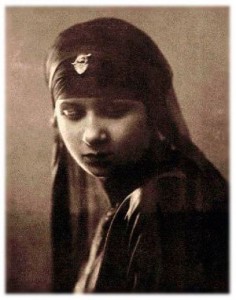 Oum Kalthoum Oum Kalthoum nait dans une famille pauvre de trois enfants. Son nom est inspiré de celui de la troisième fille de Mahomet et Khadija.