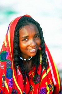 peuls Les femmes peules pratiquent le tatouage des lèvres et des gencives à l'indigo, des paumes de la main et des pieds. Elles percent leurs oreilles et y insèrent des anneaux d'or, ou des boucles d'oreilles d'or imposantes et torsadées. Elles mettent un petit anneau soit en or ou en argent aux narines. Les jeunes filles ont à leurs poignets et à leurs chevilles plusieurs anneaux d'argent ou de cuivre symbolisant leur richesse. Les Peuls sont un peuple à cheveux longs, lisses à ondulés permettant un type de coiffure particulier où les cheveux sont ramenés sur le sommet du crâne, formant une coiffure en " gourde " célèbre chez les Wodaabe et les bororo.